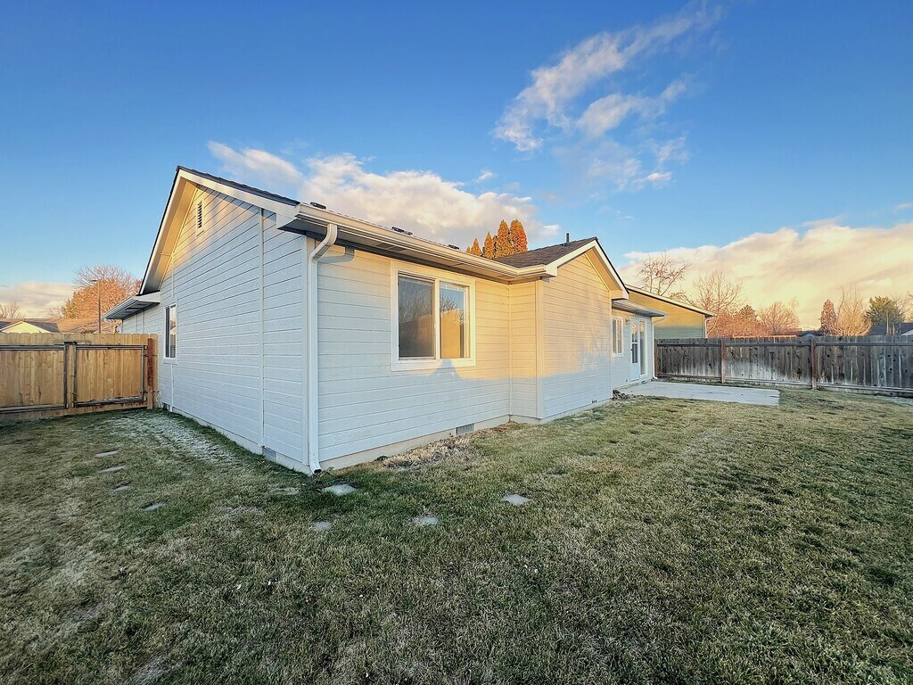 Building Photo - 4160 E Carnation Ct