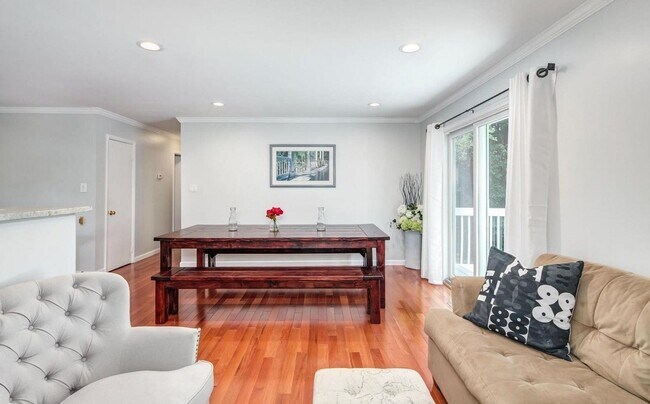 Building Photo - Splendid Split Foyer Home on Cul-de-Sac in...