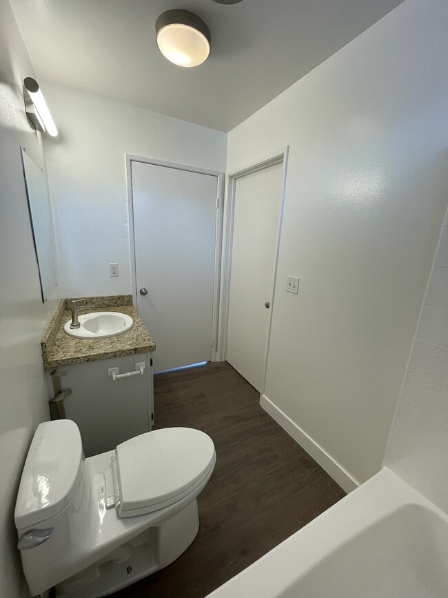 opposite view of main bathroom - 10330 Riverside Dr