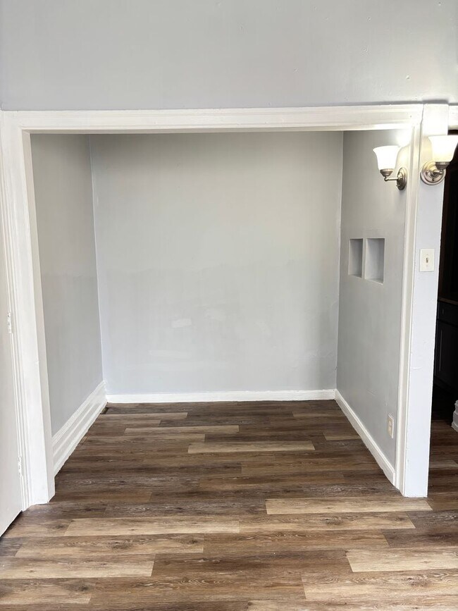 Building Photo - 620 W Chew St