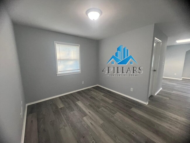 Building Photo - "Charming 3-Bedroom Home with Spacious Lay...