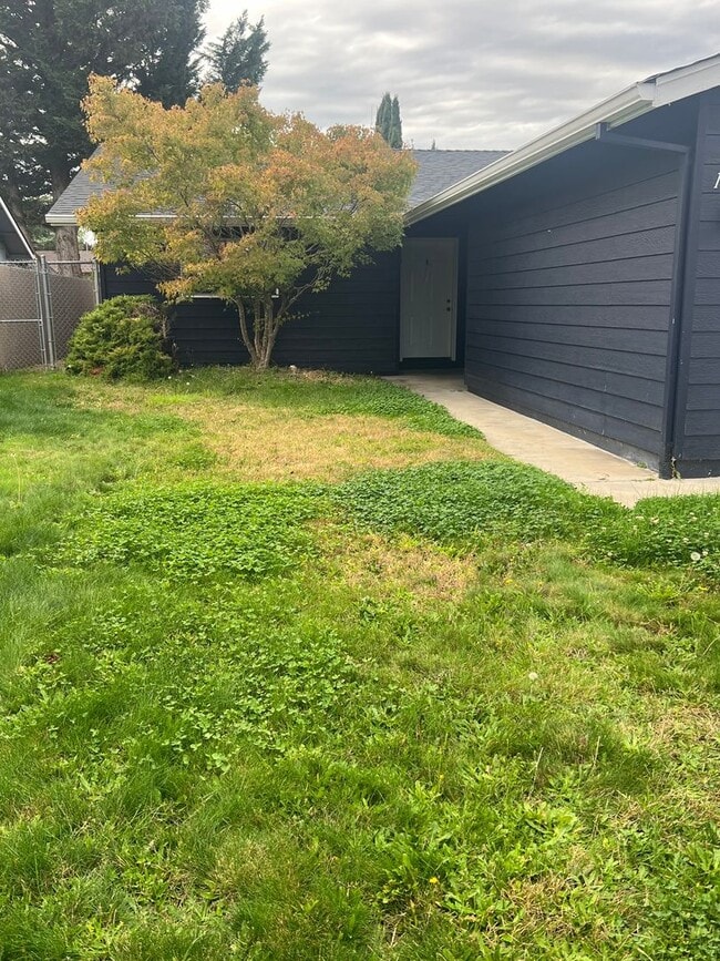 Building Photo - 1400-1402 SW Kokanee Ln