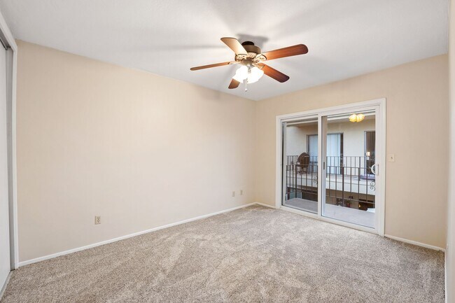 Building Photo - Bryn Mawr 3+2 condo with community pool!