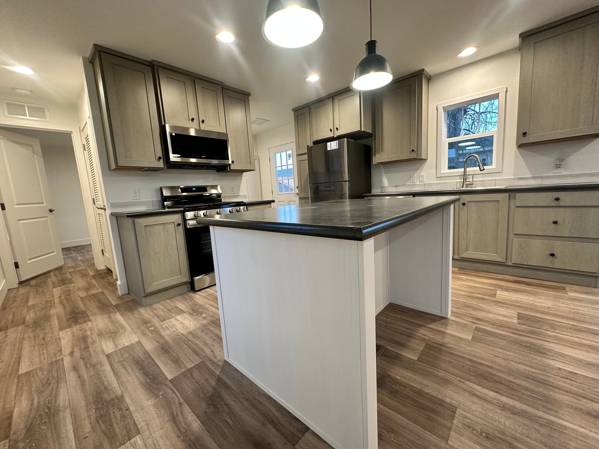 Building Photo - 19 Cavalier St N