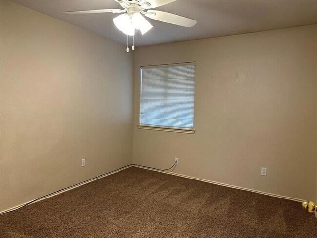 Building Photo - 706 Luke Ln