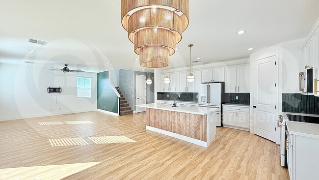 Building Photo - 145 E Mint Ln