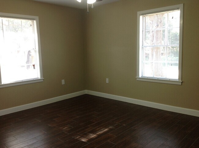 Building Photo - Gorgeous Remodel - North Austin Home!