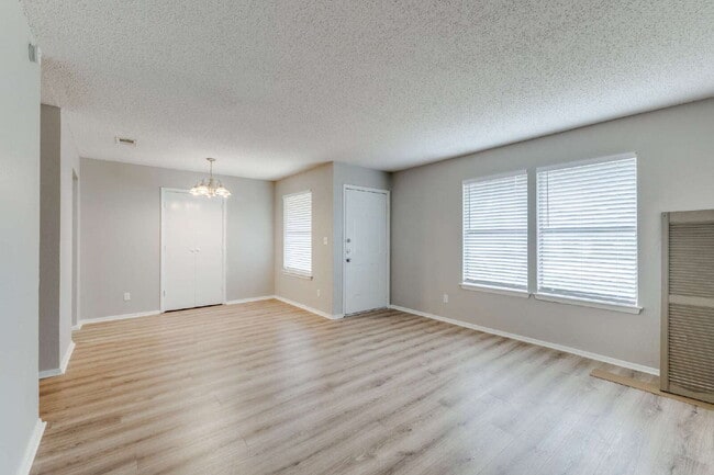 Building Photo - Updated 2 Bed, 2 Bath Home in Desirable Location