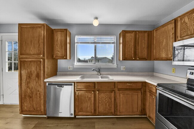 Building Photo - $2,540.95 with $300 off the first month's Rent- 4 Bedroom, 1.5 Bath, Single Family Home in Aurora...