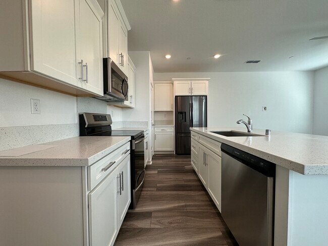 Building Photo - Gorgeous 3 Bedroom 2.5 Bathrooms