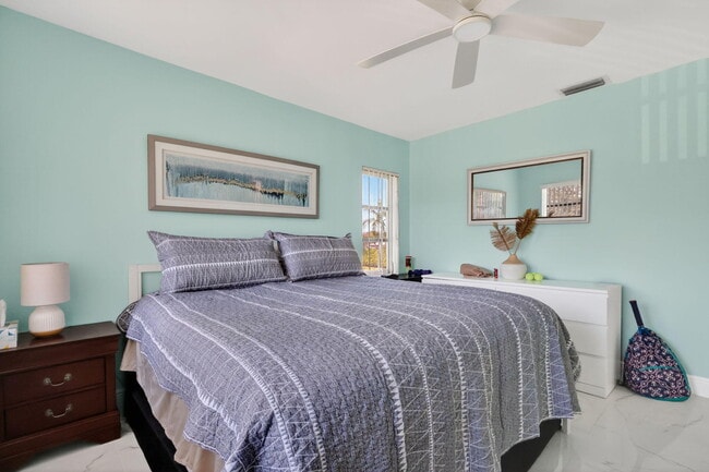 Building Photo - 5675 Queen Palm Ct