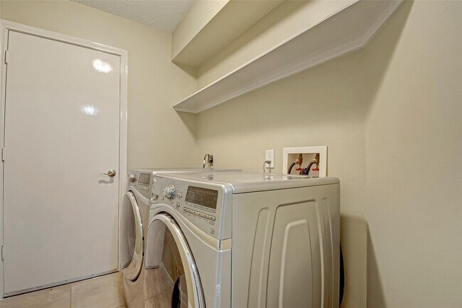 Building Photo - 4611 Summer Lakes