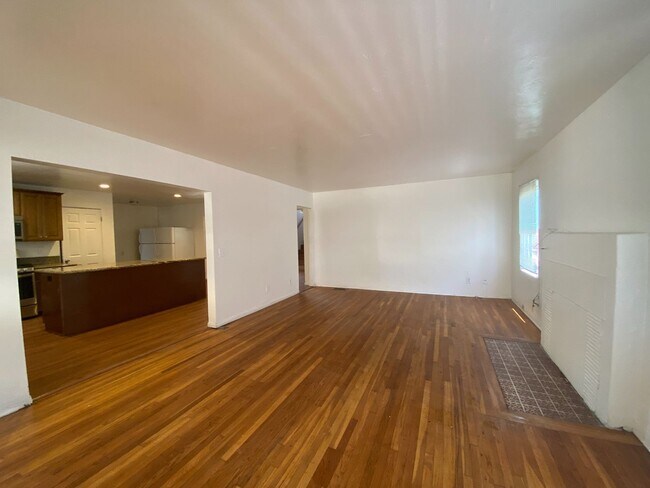 Building Photo - Large House, Close to Campus!!