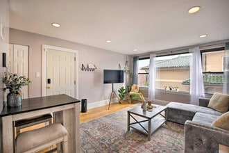 Building Photo - 7423 N Sheridan Rd