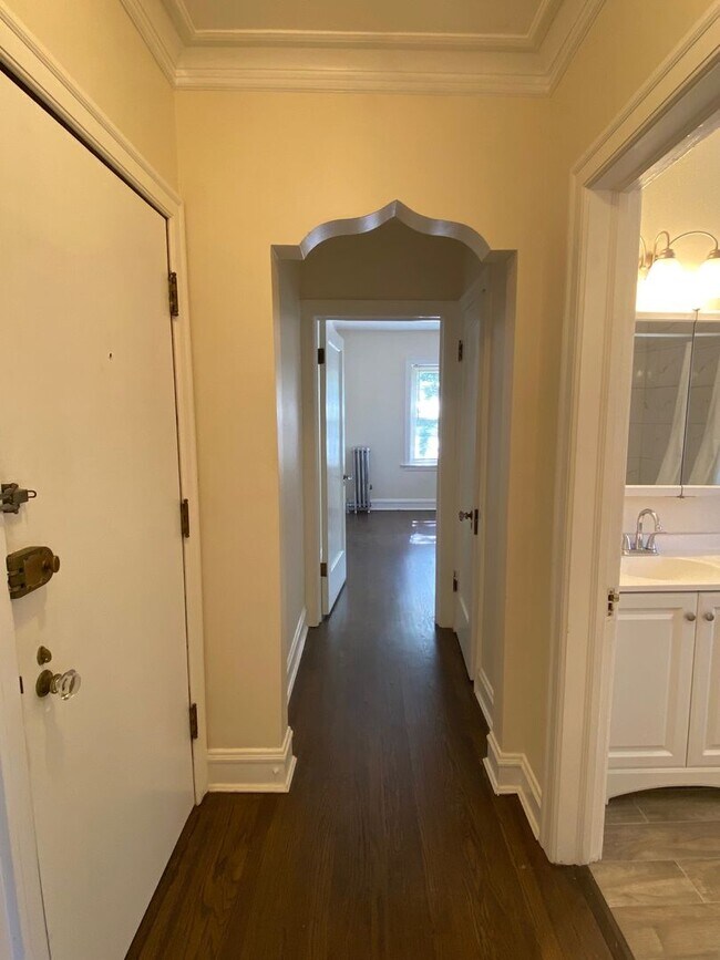 Building Photo - Large 1 Bedroom with Dining Room / Heat  &...