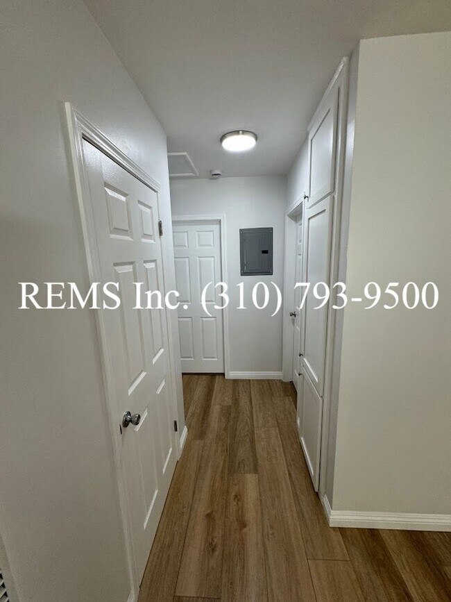 Building Photo - Remodeled Duplex Unit with Laundry Hook-Up...