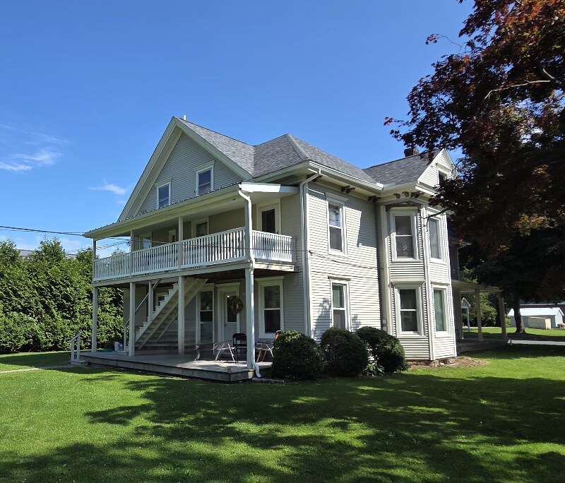 Building Photo - 214 E Pine St