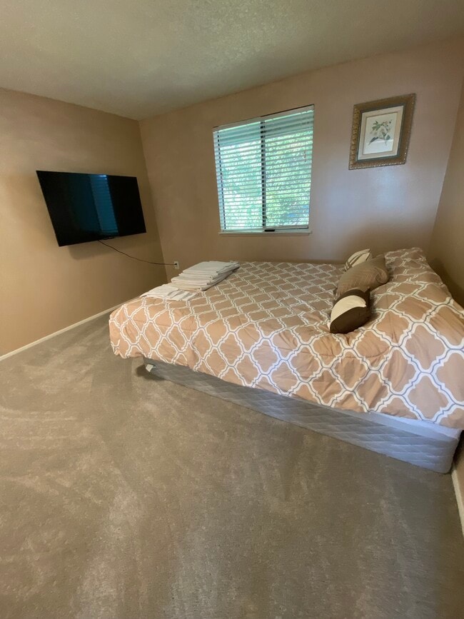 Building Photo - 1500 Lake Park Dr SW