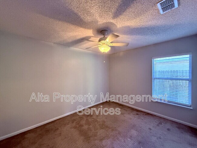 Building Photo - 2462 Coachman Lakes Dr