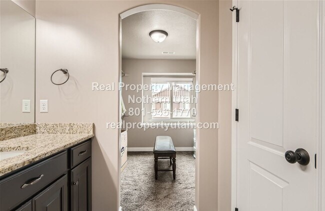Building Photo - 1795 E Whitetail Dr