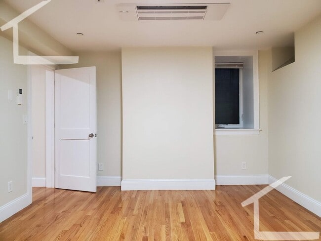 Building Photo - Coolidge Corner Area, In-Unit Washer and Dryer,  Parking for Rent