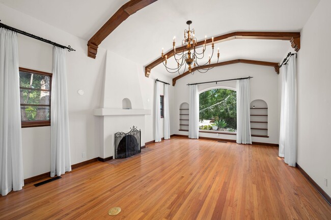Building Photo - Kensington Exceptional Location 4Bed 3.5 Bath Private Gated Spanish Estate like property