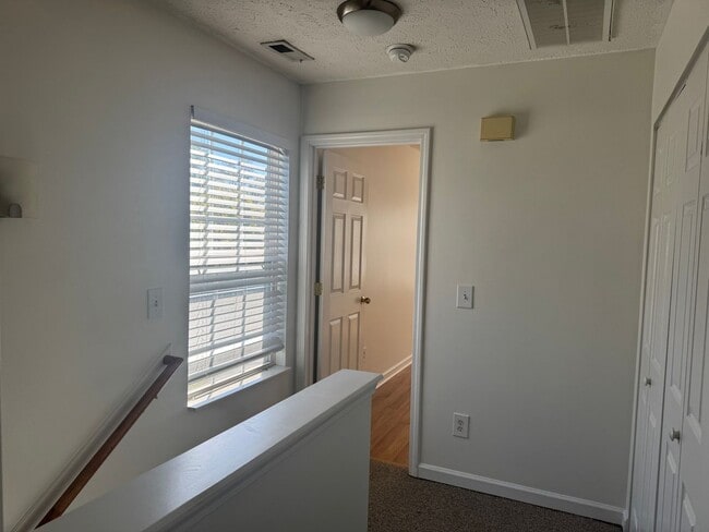 Building Photo - Great 2BR Townhome in Bellevue