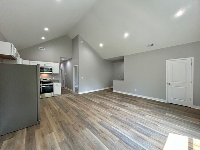 Building Photo - Charming 3-Bedroom 2 Bathroom Duplex in th...