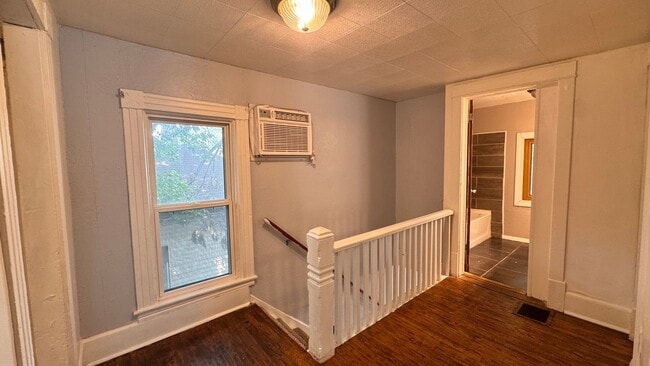 Building Photo - 807 W 13th St