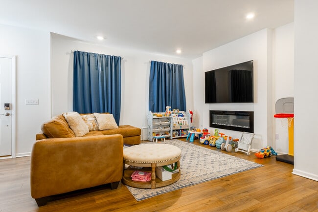 Building Photo - 1300 Kentwood Dr