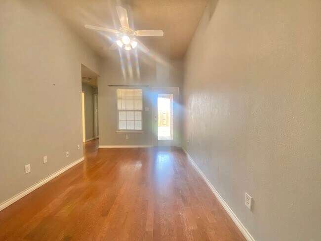 Building Photo - Great 3 bed 2 bath now available in Frensh...