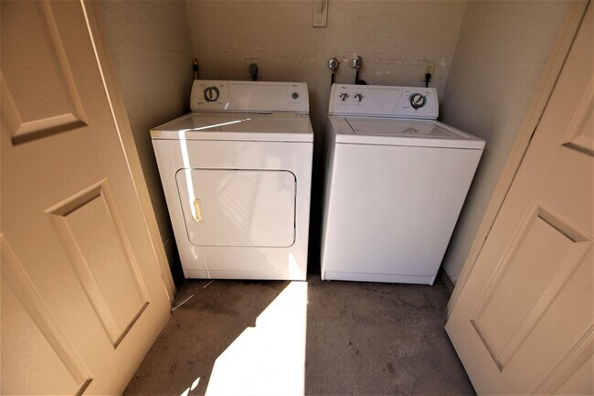 Building Photo - UPGRADED BELLA VITA 1 BEDROOM CONDO