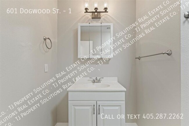 Building Photo - Remodeled two bedroom duplex