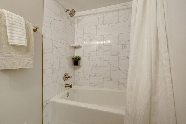 Building Photo - 2015 Freedom Ln