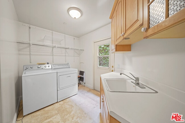 Building Photo - 248 S Swall Dr