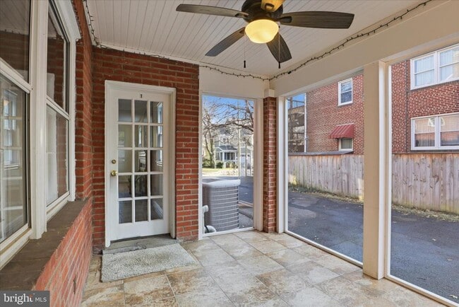 Building Photo - 904 N Ivy St