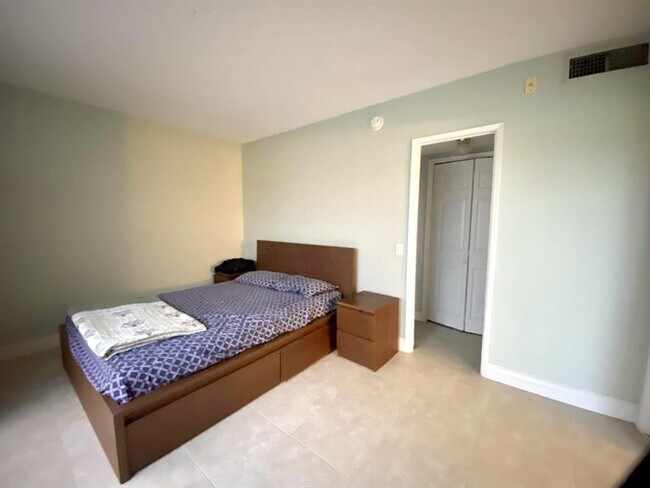 Building Photo - 3000 N Palm Aire Dr