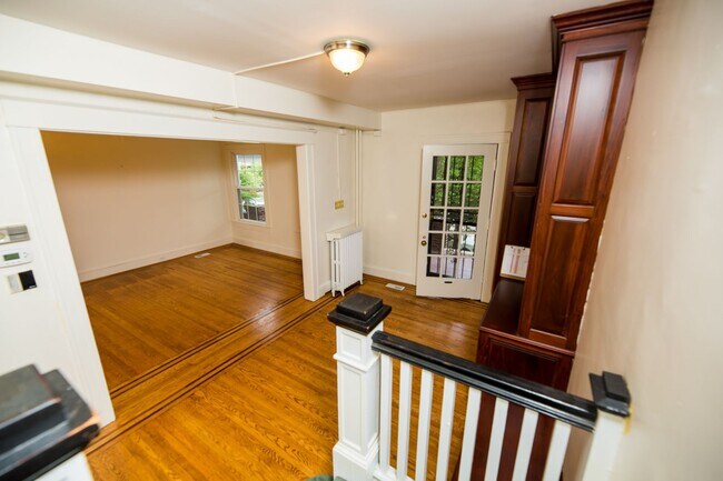 Building Photo - 2026/2027 JHU off-campus Renovated Charles Village 5bd/2ba w/ W/D & CAC Available 6/9/26