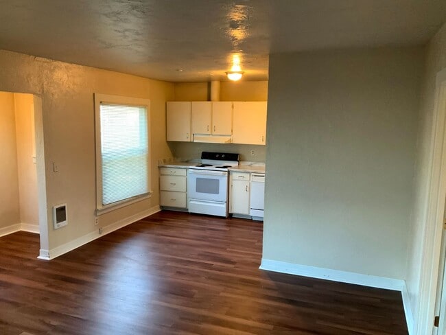 Building Photo - 1 Bedroom Duplex in Midtown Near the Whit