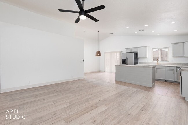 Building Photo - Beautifully Renovated 3-bedroom, 2-bathroom Home With 2-Car Garage in Beaver Dam, AZ!