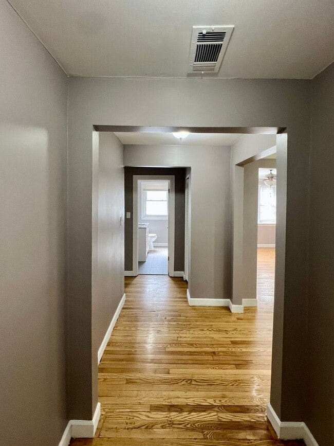 Building Photo - Private & Charming 2 Bed/1 Bath Ranch Styl...