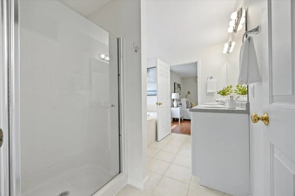 Building Photo - 14 Woodside Dr