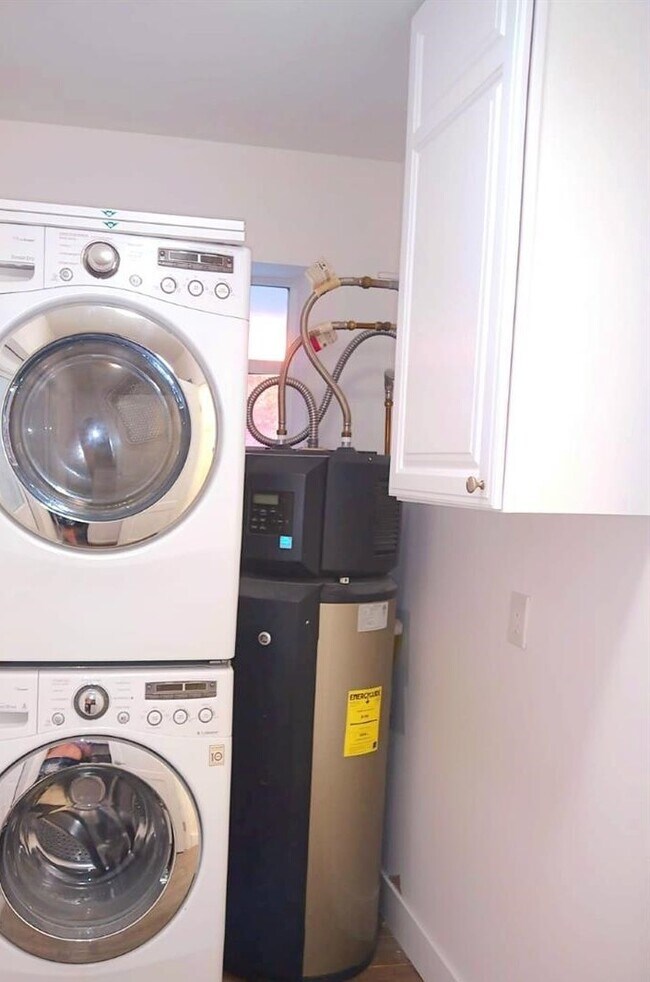 Building Photo - 1320 Arthur St