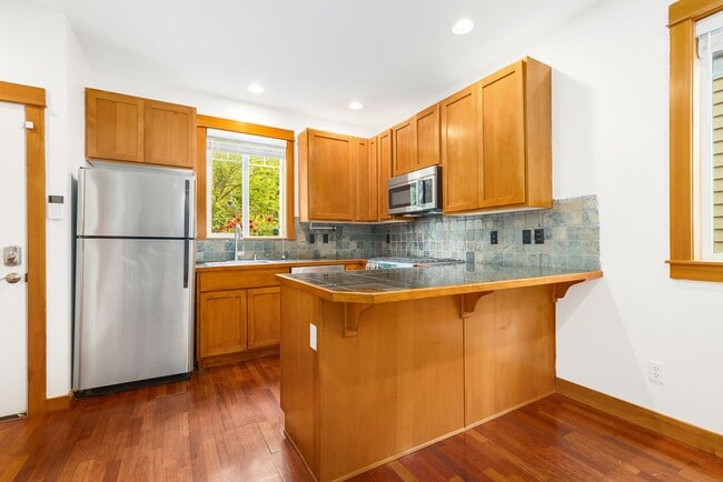 Building Photo - Spacious Wedgewood 2 Bedroom Cottage Townhome