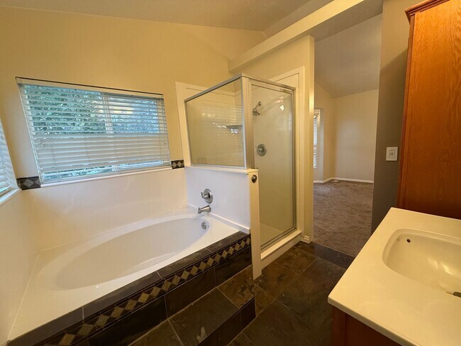 Building Photo - Spacious 5-Bedroom Home in Clinton!
