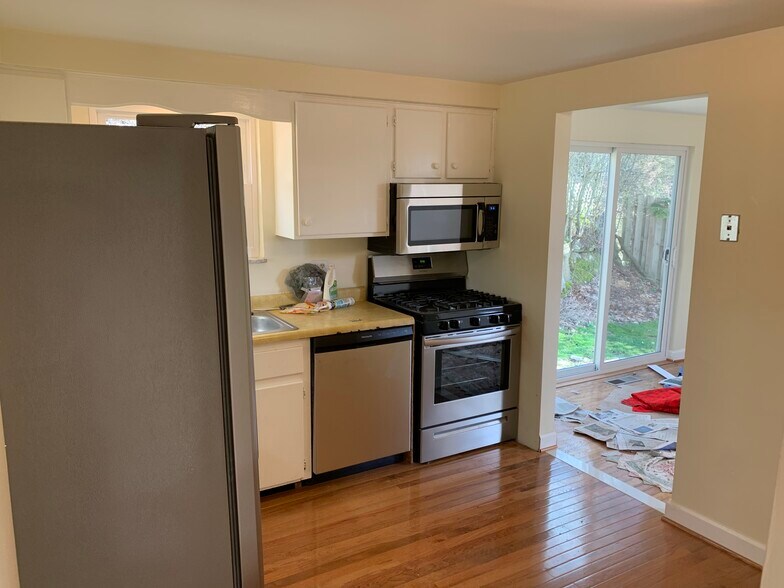 Building Photo - 4268 Sample Ct