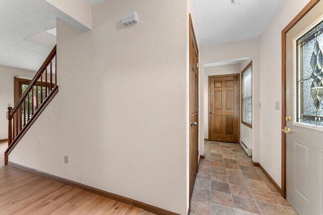 Building Photo - Perfect Townhome with Garage. PETS WELCOME