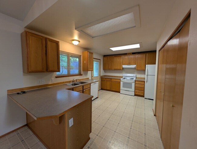 Building Photo - MUST SEE!! Spacious 2 Bedroom Duplex Close...