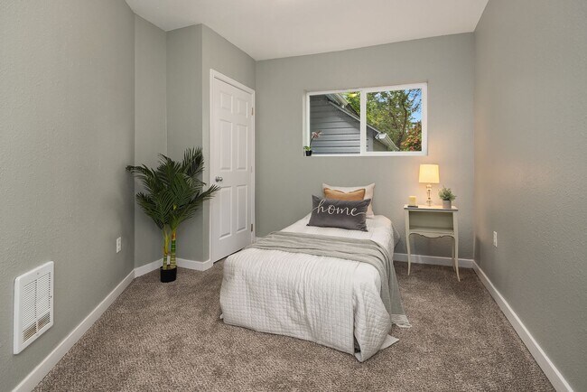 Building Photo - Shoreline ~ Stand Alone Condo