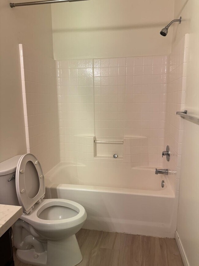 Building Photo - BEAUTIFUL 3 BEDROOM SINGLE FAMILY HOME